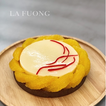 Tart chocolate đen với rượu Cointreau mix cùng kem vị cam tươi