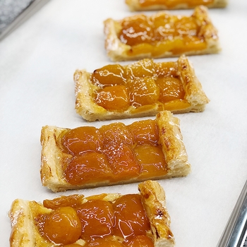 Công thức kem hạnh nhân và cách làm bánh quả mơ ngàn lớp